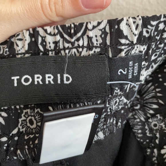 TORRID Medallion Chiffon Side Slit Pants Black White Size 2 2X NWT - Picture 6 of 8